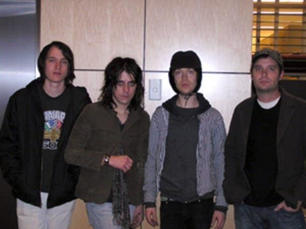 Foto de Now It's Overhead