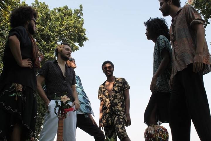 Foto de Gente Estranha No Jardim