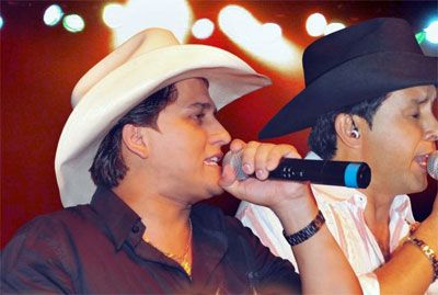 Foto de Léo Junior e Julio Cesar