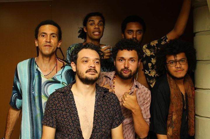 Foto de Gente Estranha No Jardim