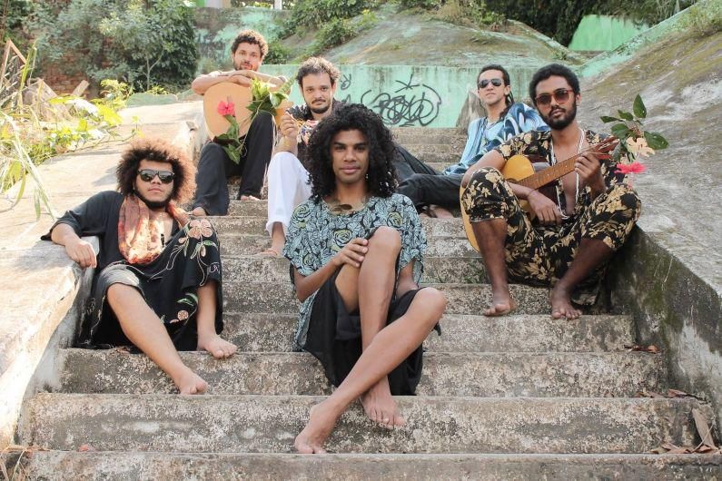 Foto de Gente Estranha No Jardim