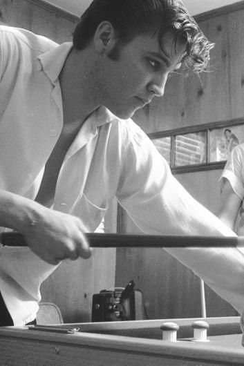 Artista do gênero Rockabilly