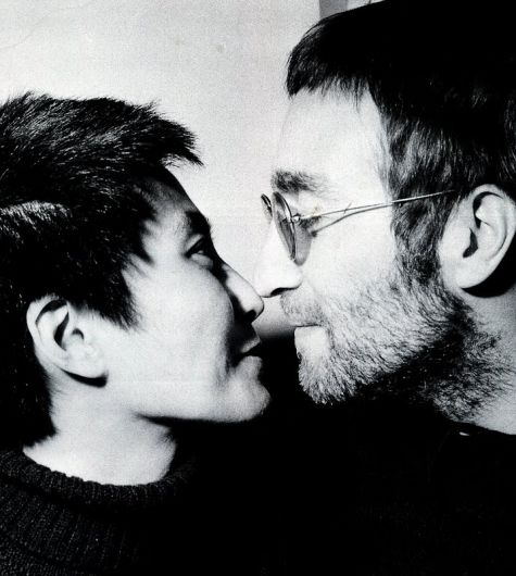 Photo of John Lennon and Yoko Ono