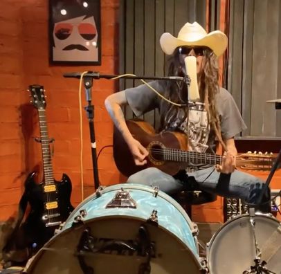 Foto de Chelo Lion And His Yellow Fingers