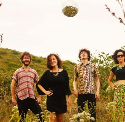 Foto de Letícia e Trio Macela Nova