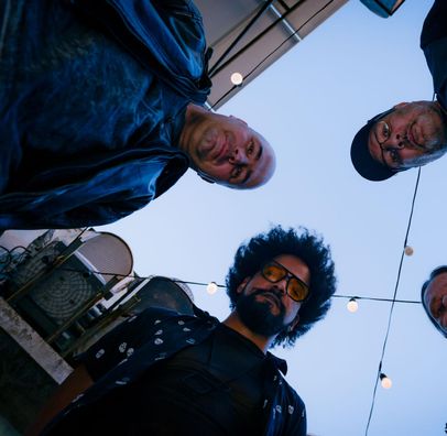 Foto de Symmetry in Chaos