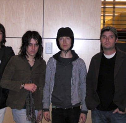 Foto de Now It's Overhead