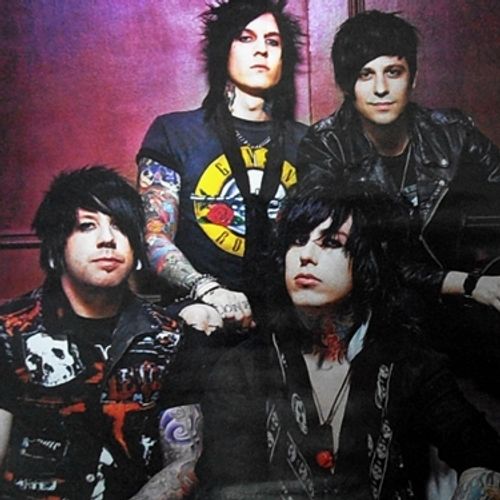 Im not a vampire falling in reverse. Группа Falling in Reverse. Escape the Fate. Falling in Reverse popular Monster. Falling in Reverse Neon Zombie Дата выхода.