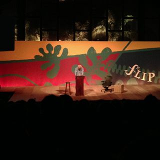 No palco, o escritor