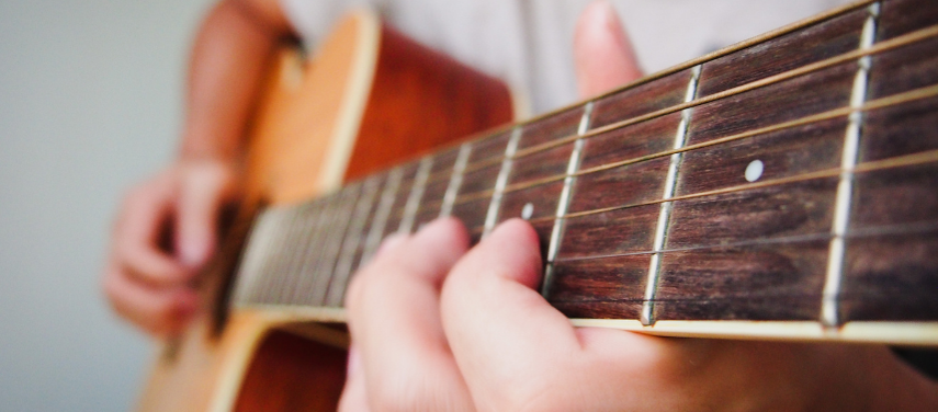 Post em destaque: 10 canciones sin cejilla para tocar en la guitarra