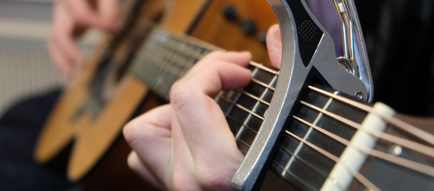 Post em destaque: Como usar o capotraste no violão ou na guitarra