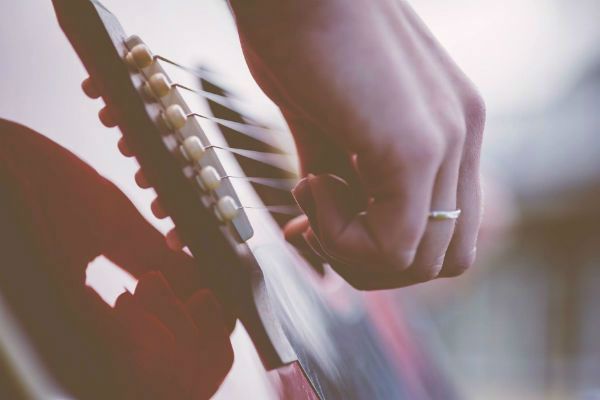 tocando la guitarra