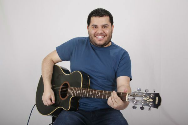 Vinícius Dias tocando la guitarra en la clase online