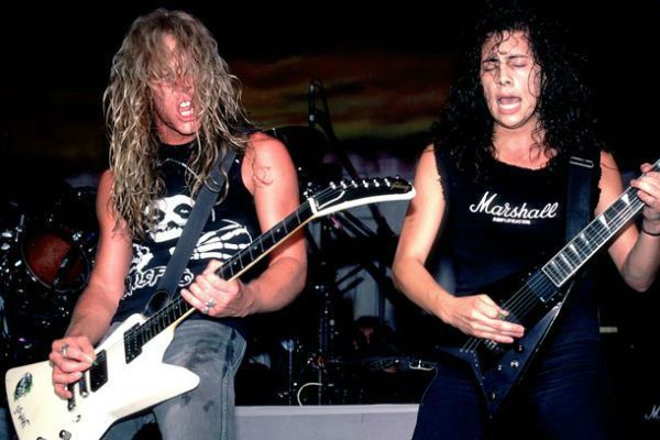 James Hetfield y Kirkr Hammett, de la banda Metallica, con su guitarras Flying V y Explorer