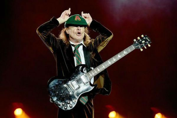 Angus Young, el guitarrista de la banda AC/DC, y su guitarra SG