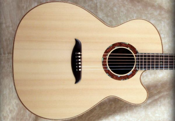 guitarra hecha con madera sirver spruce