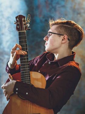 Alexandr Misko transforma hits do pop em fingerstyle e conquista a web