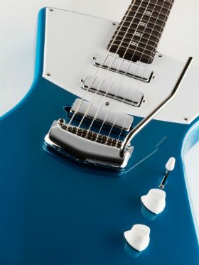 Ernie Ball apresenta guitarra assinada por St. Vincent