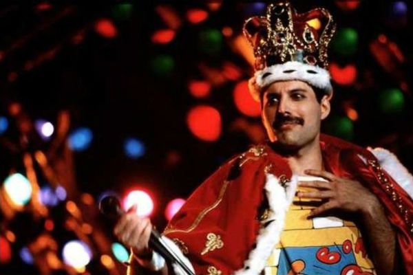 Freddie Mercury, do Queen, vestido de realeza do rock