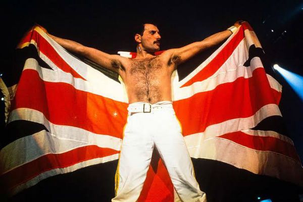 Freedie Mercury ergue a bandeira britânica