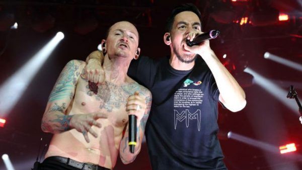 Chester Bennington e Mike Shinoda, durante algum show do Linkin Park