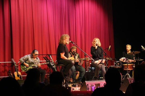 Robert Plant se apresenta com sua nova banda, Saving Grace, em teatro britânico