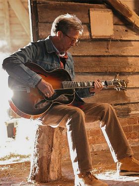 Conversamos com músico brasileiro que tocará no festival do Clapton