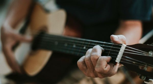 Tocar violão melhora a vida, segundo a ciência