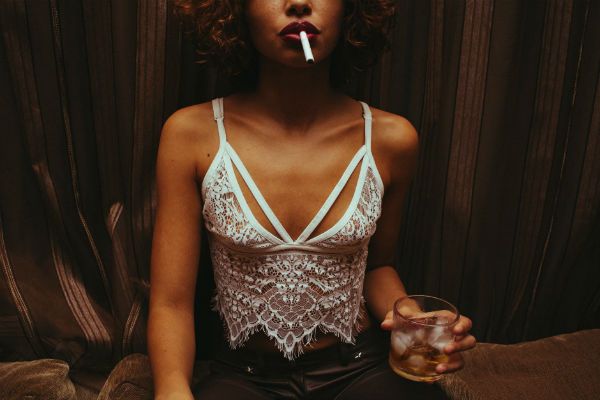 Tabaco e bebida alcoólica com gelo, uma combinação perigosa