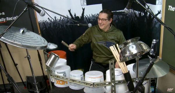 Mike Mangini troca bateria convencional por bateria de lata