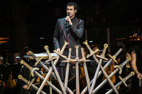 O multi-instrumentista Ramin Djawadi, autor do tema de abertura de GOT 