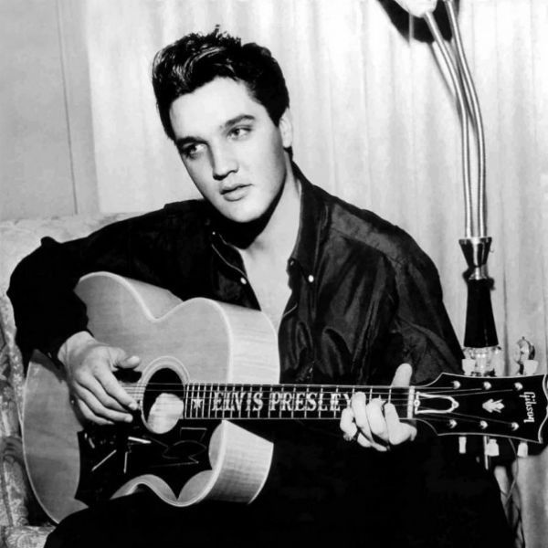 Elvis Presley ayudó a crear la fama de la guitarra jumbo