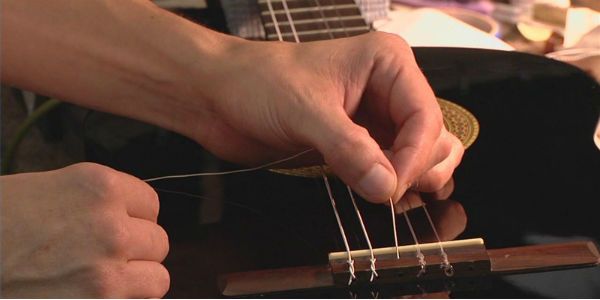 Trocar as cordas de um violão, tarefa comum na vida de um músico