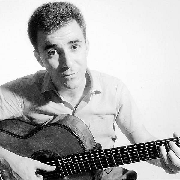 João Gilberto tocando violão