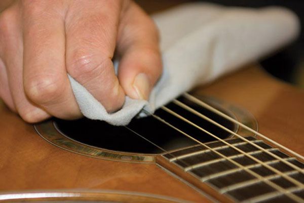 A limpeza das cordas do violão deve abranger todos os lados da corda