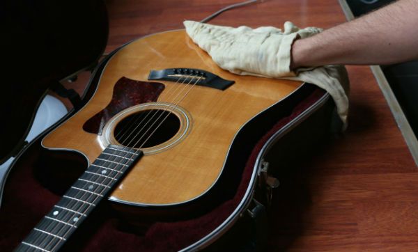 Pano seco é o ideal para limpar o corpo do violão