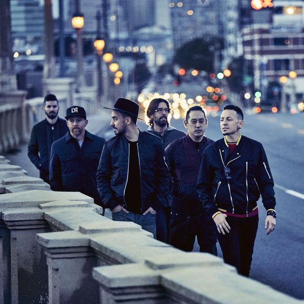 Banda Linkin Park caminha pelas ruas dos EUA