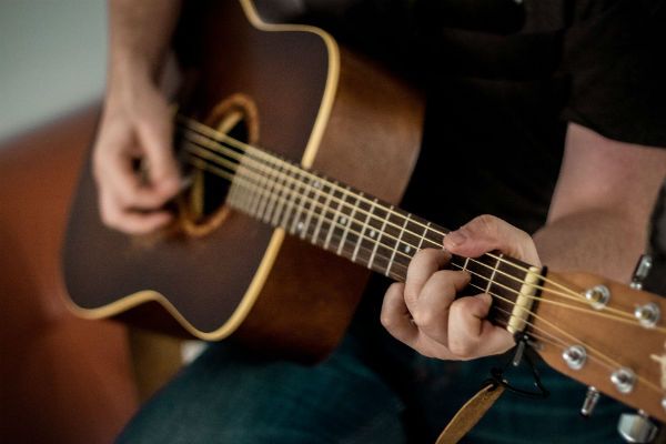 Tocar la guitarra todos los días es una práctica que debe cultivarse