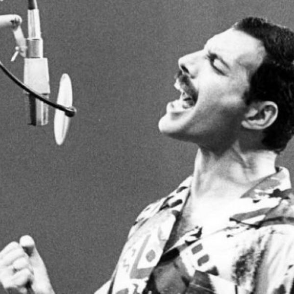 Freddie Mercury gravando os vocais no disco do Queen