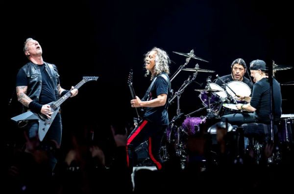 Metallica toca pra plateia gigante
