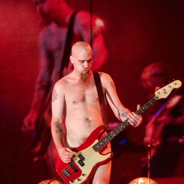 nick oliveri tirou a roupa no rock in rio