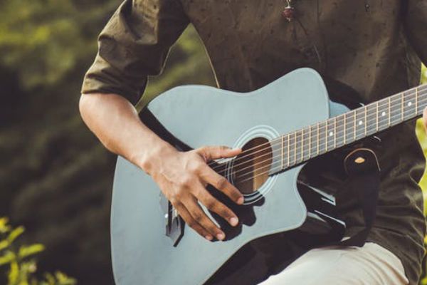 Jovem toca violão 