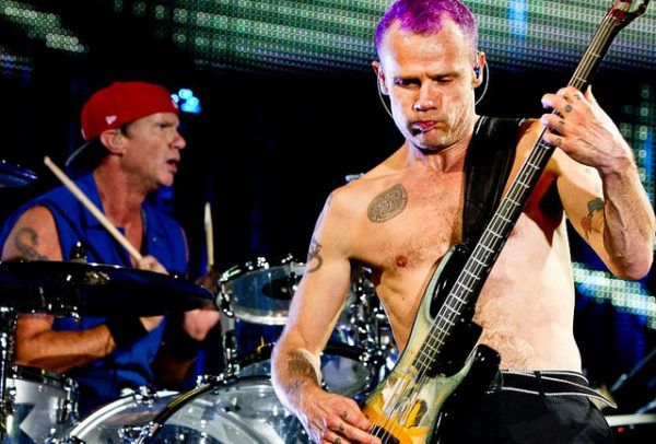 Chad Smith e Flea, durante um show do Red Hot Chili Peppers