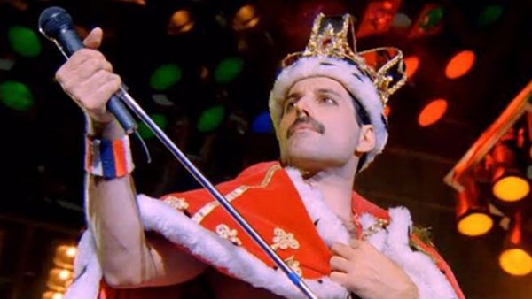 Freddie Mercury veste as roupas da realeza