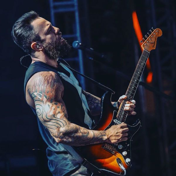 Mateus, da dupla Jorge e Mateus, toca guitarra stratocaster