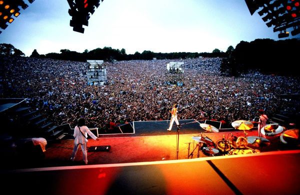 Imagem retrata a banda Queen em seu último show, em Knebworth, no dia 9 de agosto 1986 