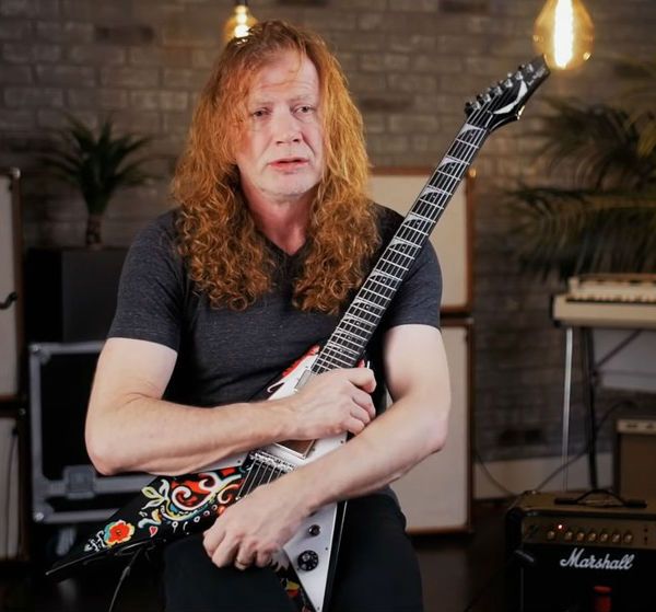 Dave Mustaine posa com uma de suas guitarras