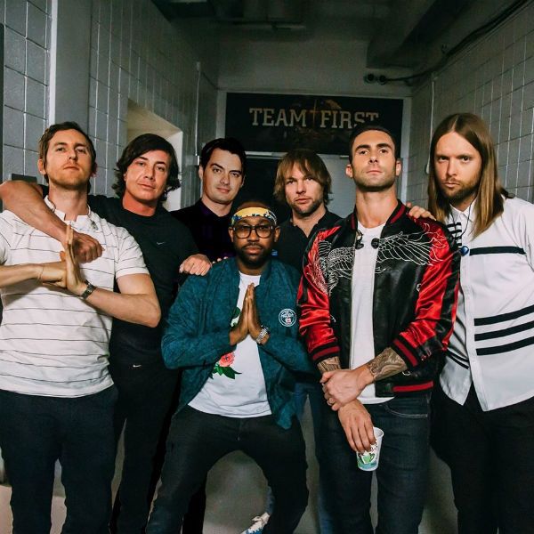 Integrantes do Maroon 5 posam no backstage