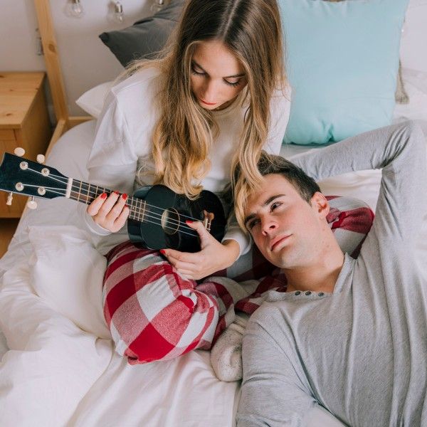 Homem observa mulher tocando ukulele na cama https://br.freepik.com/fotos-gratis/homem-olhando-mulher-com-ukulele_1574609.htm