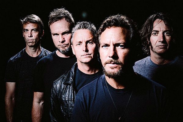 Membros do Pearl Jam divulgam novo clipe do songle Dance of the Clairvoyants 